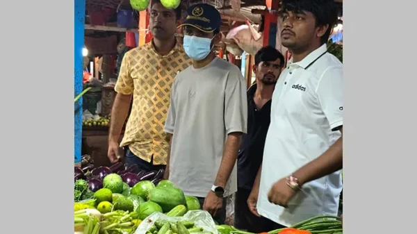 দ্রব্যমূল্য যাচাইয়ে ছদ্মবেশে বাজারে উপদেষ্টা আসিফ