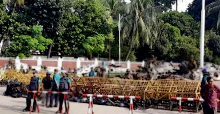 থমথমে পরিস্থিতি বিরাজ করছে বঙ্গভবনে সামনে