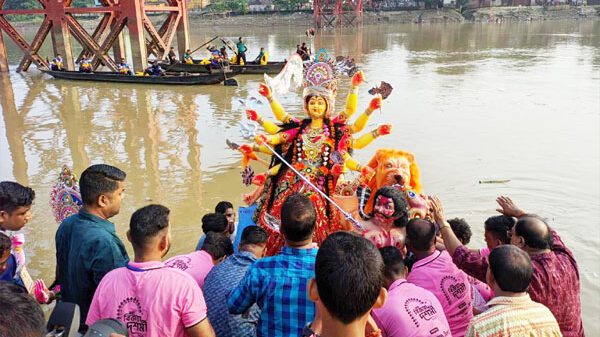 প্রতিমা বিসর্জনের মধ্য দিয়ে শেষ হলো দুর্গোৎসব