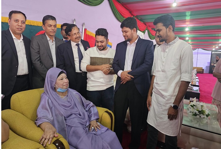 খালেদা জিয়ার সঙ্গে ছাত্র আন্দোলনের নেতাদের কুশল বিনিময়