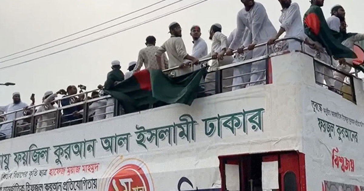 ছাদখোলা বাসে বিশ্বজয়ী হাফেজ মুয়াজকে সংবর্ধনা