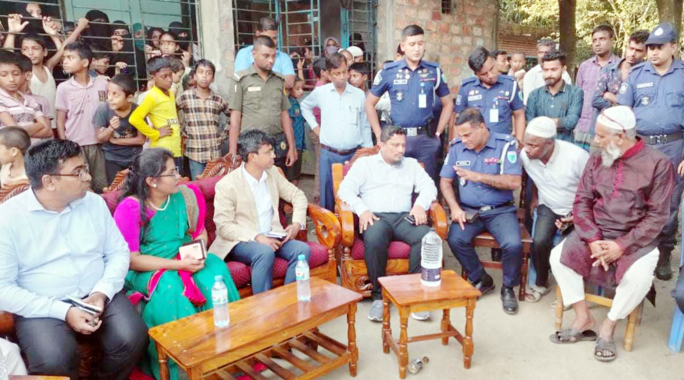 মুনতাহা’র কবর জিয়ারত করলেন জেলা প্রশাসক
