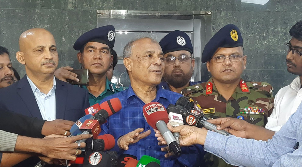 ভুয়া মামলাকারীদের ধরিয়ে দিন : সিলেটে স্বরাষ্ট্র উপদেষ্টা