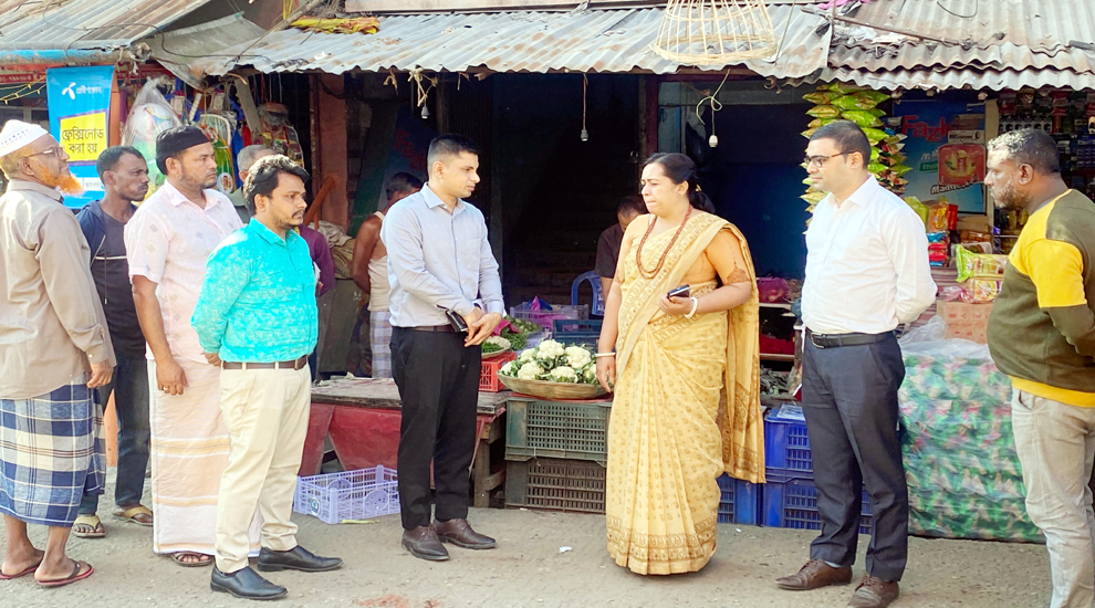 গোলাপগঞ্জে ন্যায্যমূল্যের দোকান পরিদর্শনে স্থানীয় সরকারের উপপরিচালক সুবর্না