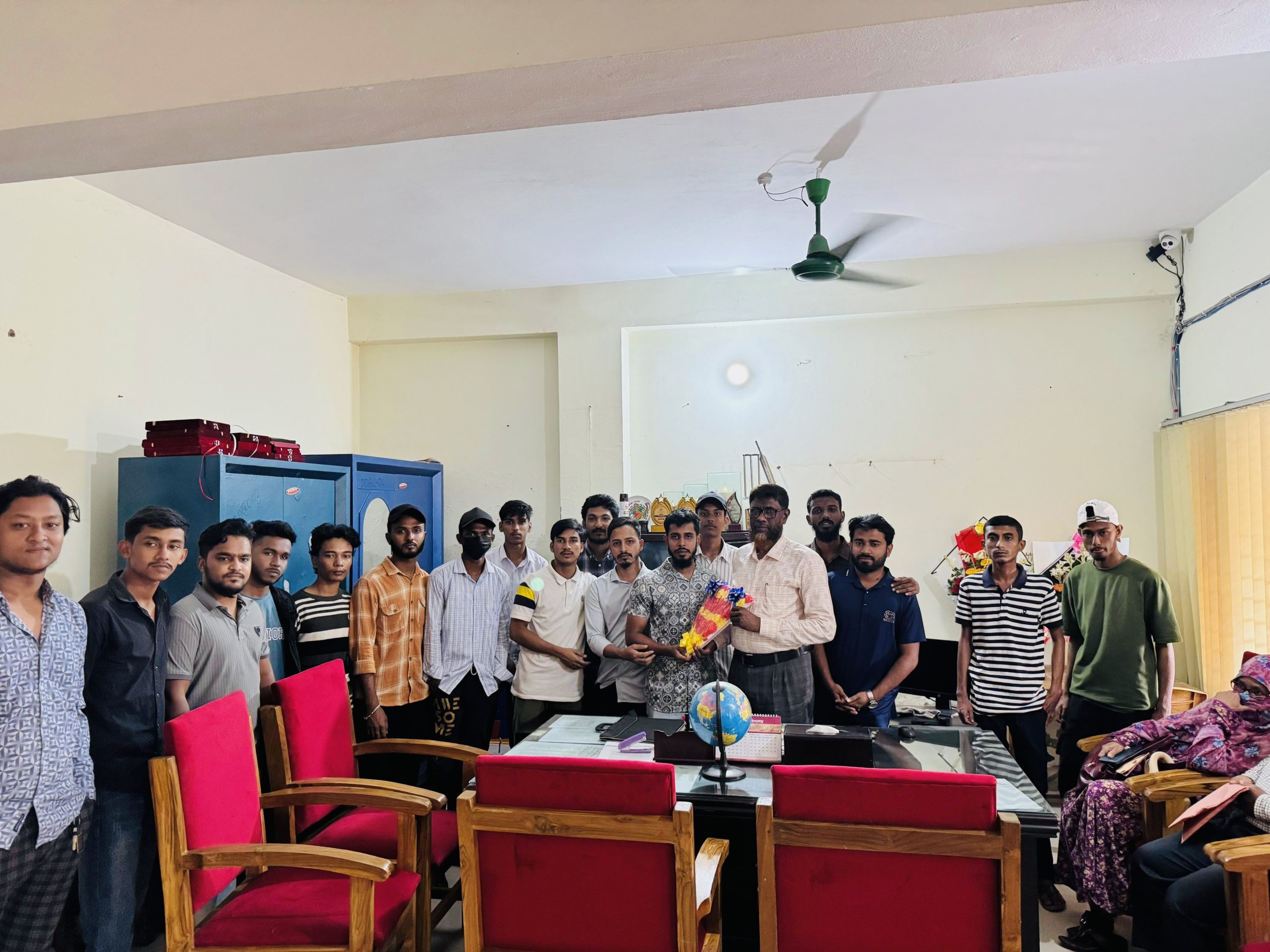 ঢাকাদক্ষিণ সরকারি ডিগ্রি কলেজের নতুন অধ্যক্ষের সাথে ছাত্রদলের সৌজন্য সাক্ষাৎ
