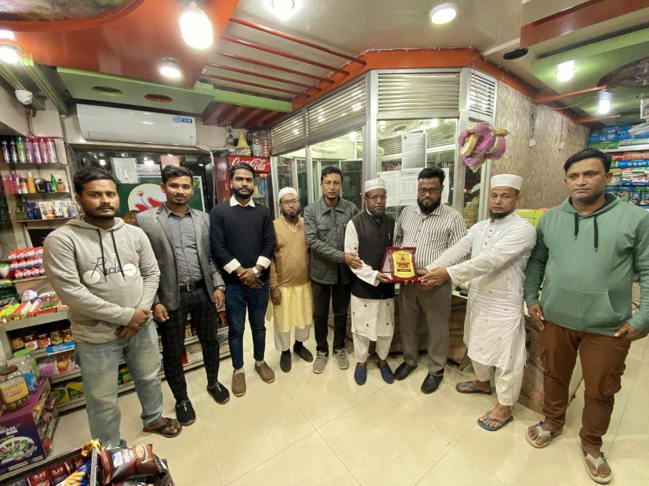 খলিলুর রহমানকে গোলাপগঞ্জ হেল্পিং ফাউন্ডেশনের সম্মাননা ক্রেস্ট প্রদান