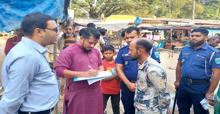 গোলাপগঞ্জে ১১ বস্তা পলিথিন উ দ্ধা র, জরিমানা