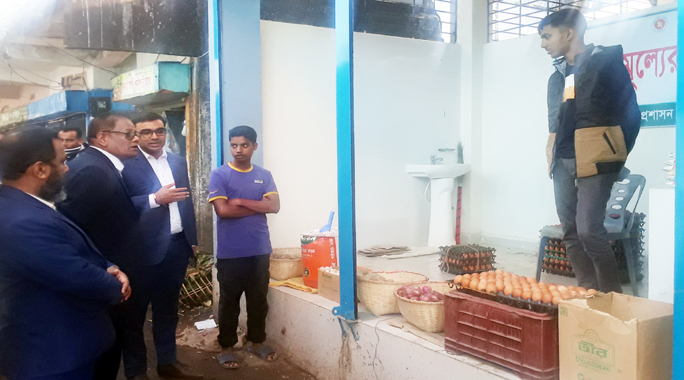 গোলাপগঞ্জে ন্যাযামূল্যের দোকান পরিদর্শনে স্থানীয় সরকার পরিচালক
