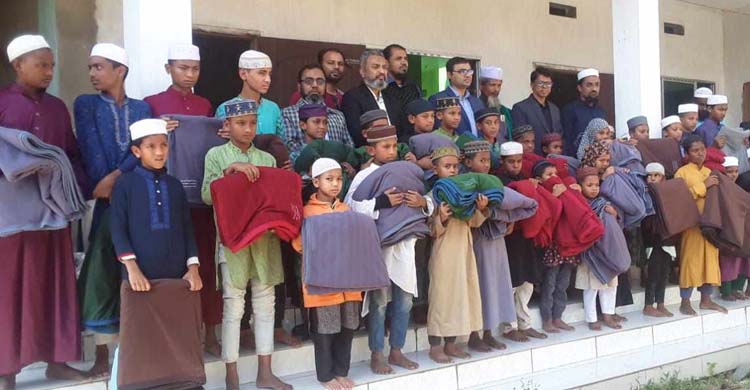 গোলাপগঞ্জে মাদ্রাসার শিক্ষার্থীদের মধ্যে কম্বল বিতরণ