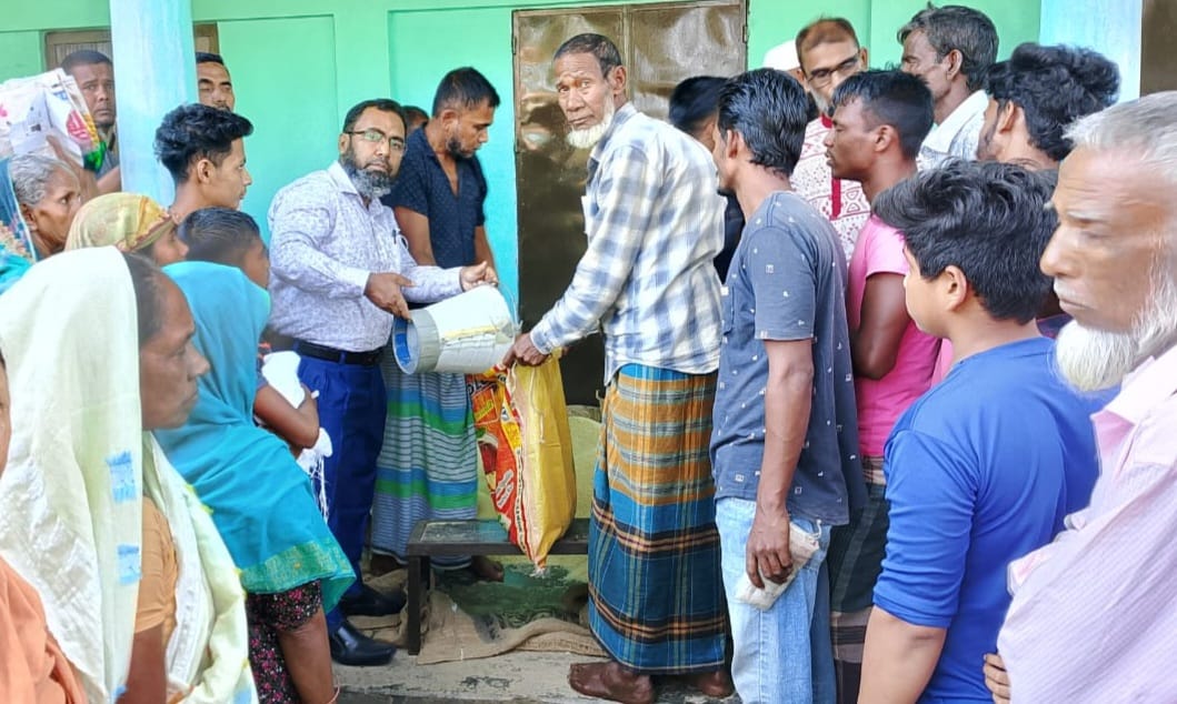 গোলাপগঞ্জে ঈদ উপলক্ষে দরিদ্র লোকজনের মধ্যে খাদ্য সামগ্রী বিতরন