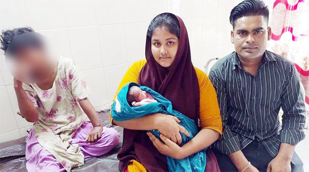 ‘পাগলির’ সন্তানকে স্নেহে জড়ালেন রুমেনা-মনির