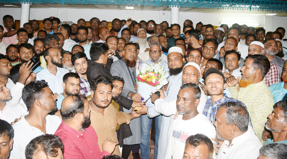 নেতাকর্মীদের ভালোবাসায় সিক্ত সাবেক মেয়র আরিফুল হক চৌধুরী