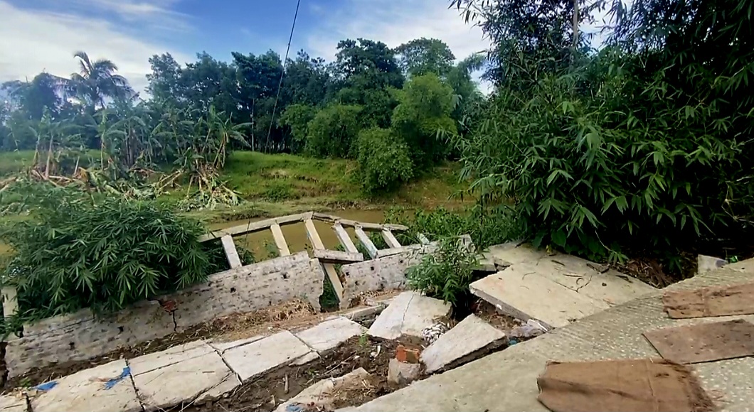 গোলাপগঞ্জে দেবে গেছে সড়ক ও গার্ডওয়াল, ঝুঁকিতে শতাধিক পরিবার