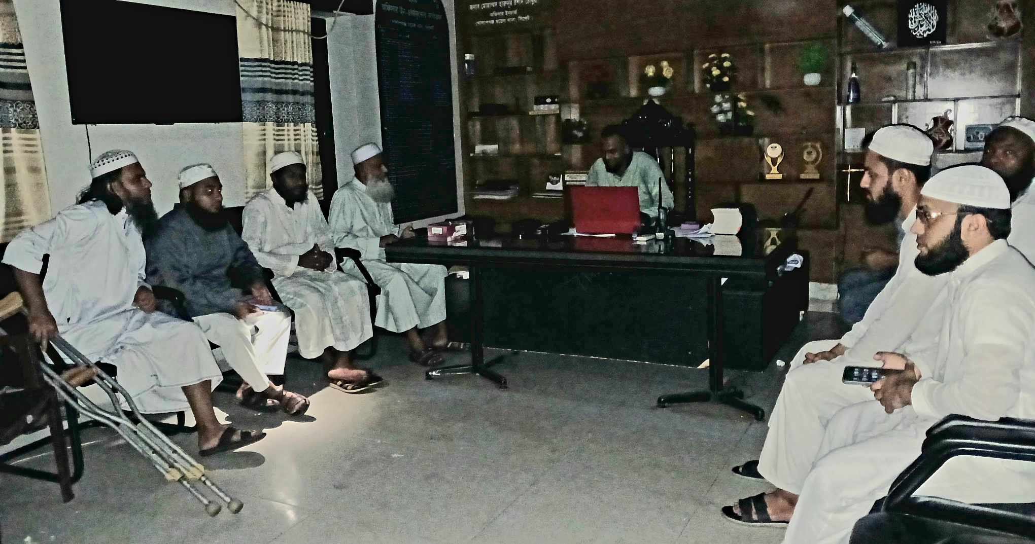 গোলাপগঞ্জে কুরআন অবমাননাকারীর শা*স্তির দাবিতে ওসির সঙ্গে মতবিনিময়