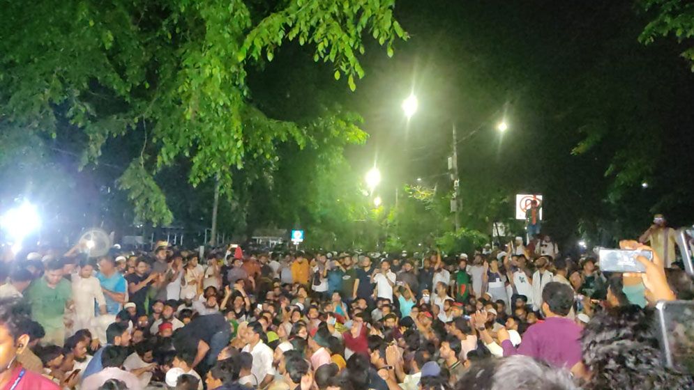 আ. লীগ নিষিদ্ধের দাবিতে উত্তাল যমুনা