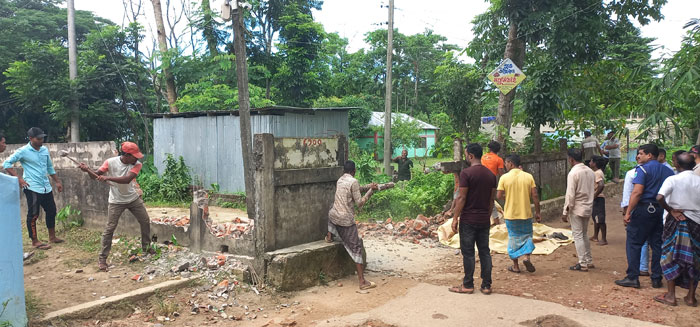 গোলাপগঞ্জে দখলে থাকা সরকারি রাস্তা উ’দ্ধা’র করল প্রশাসন