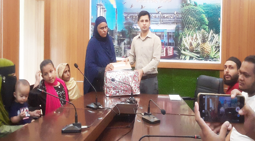 গোলাপগঞ্জে শহিদ পরিবারে ঈদ আনন্দে সঞ্চয়পত্র, উপহার