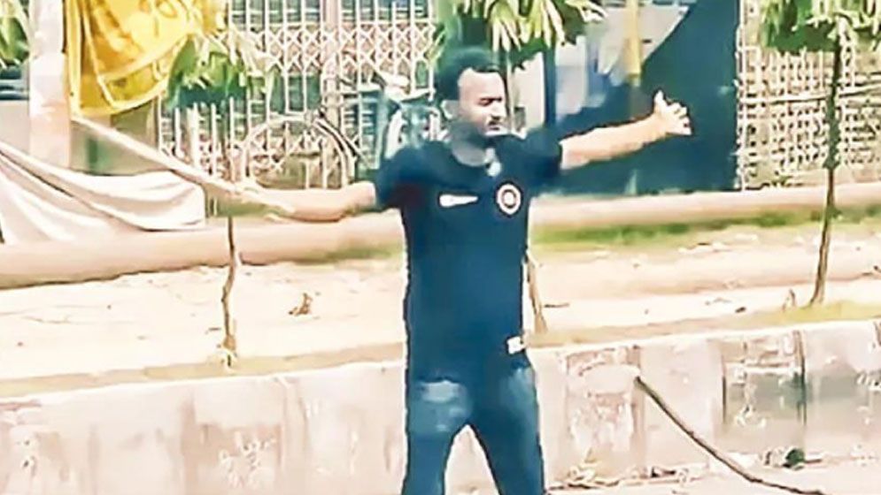 দুহাতে ছড়ায় বিপ্লবের স্ফুলিঙ্গ