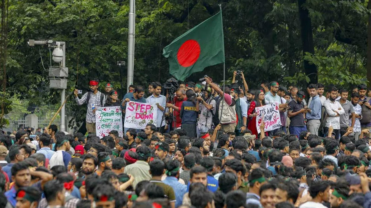 কারফিউ ভেঙে শিক্ষার্থীরা বিক্ষোভ মিছিল ও সড়ক অবরোধ করে
