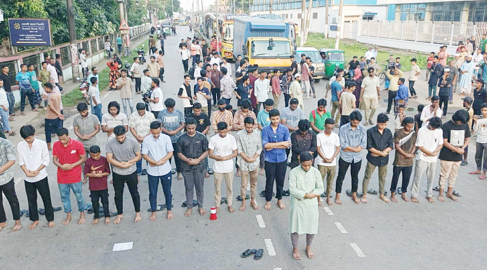 শিক্ষা উপদেষ্টার পদত্যাগ দাবিতে সিলেটে অভিনব প্রতিবাদ