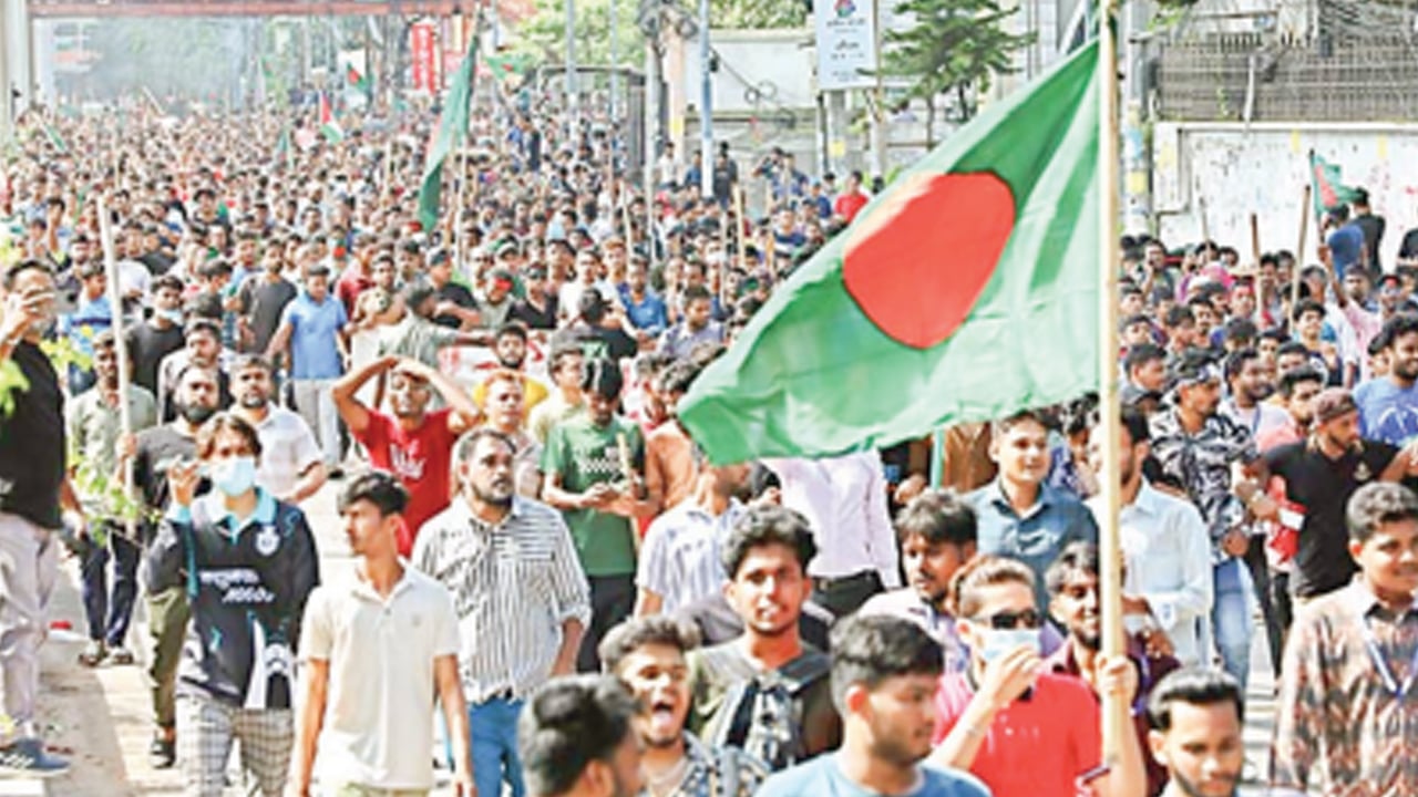 ছুটির দিনেও উত্তাল ছিল দেশ, শাহবাগ অবরোধ