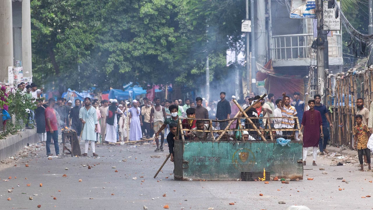 মাদরাসা শিক্ষার্থীদের প্রতিরোধ