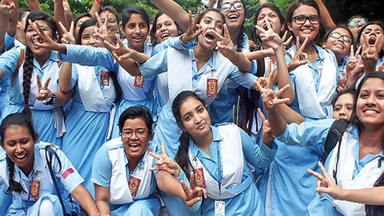 এবারো পাসের হারে এগিয়ে ছাত্রীরা