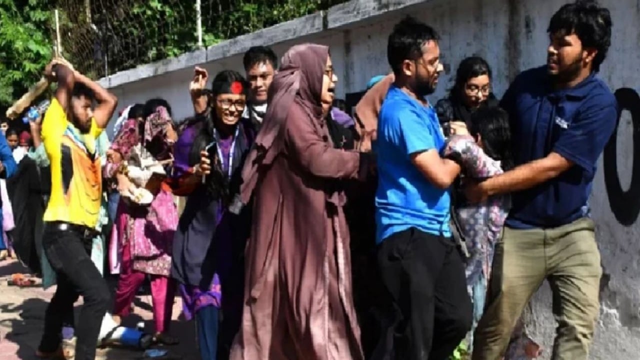 নারী শিক্ষার্থীদের ওপর ছাত্রলীগের নারকীয় হামলা, বিক্ষোভে উত্তাল দেশ