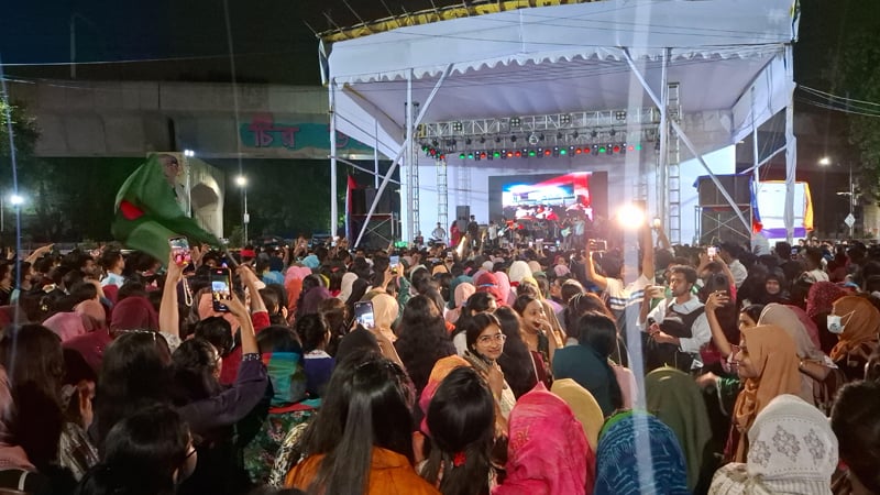 প্রতিবাদী ‘রাজাকার’ স্লোগানে মধ্যরাতে রাজু ভাস্কর্যে নারী শিক্ষার্থীরা