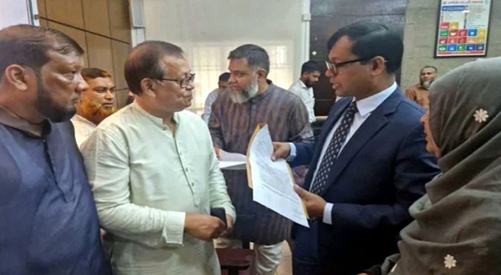 সিলেটে ডিসির কাছে স্মারকলিপি দিলেন রায়হানের মা