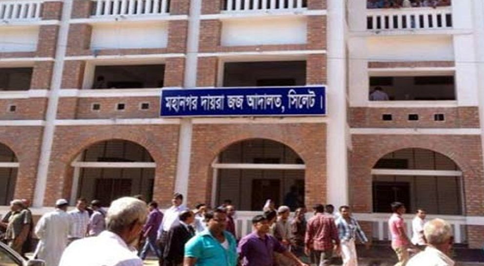 সিলেটে আদালত চত্বরে নারীর কাণ্ড, র ক্তা ক্ত ২