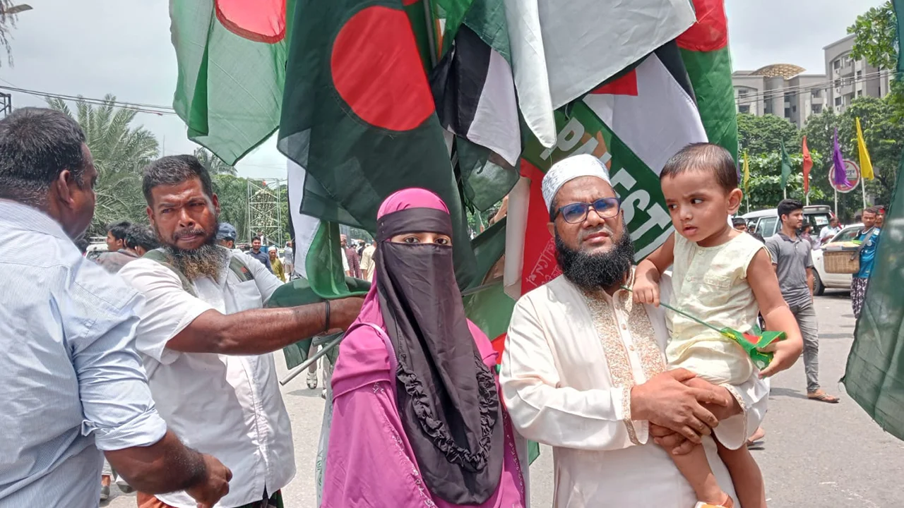 ৩৬ জুলাই উদযাপনে স্ত্রী সন্তানসহ পরিবার নিয়ে উৎসব মুখর জনতা