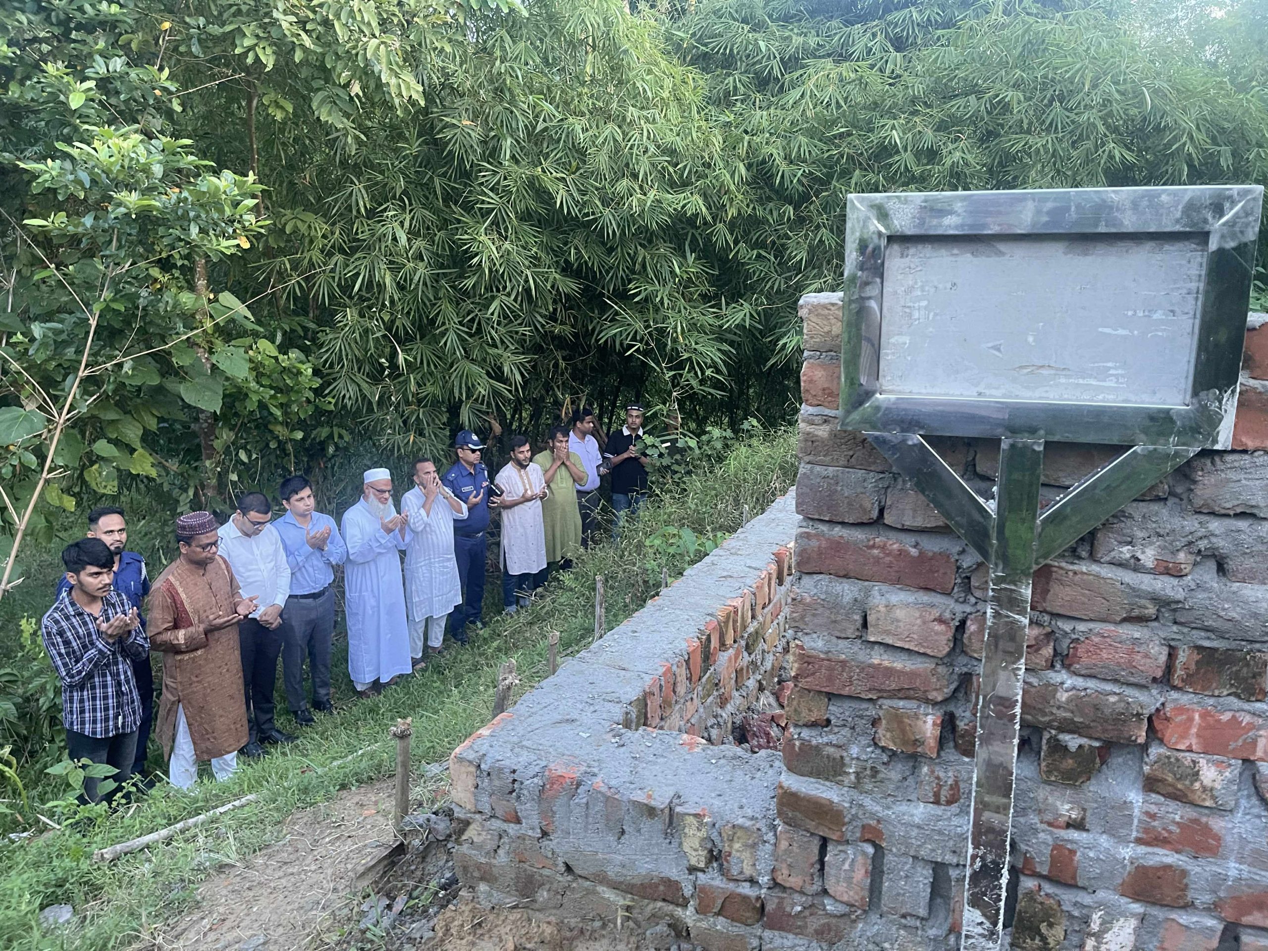 শহীদ নাজমুলের কবর জিয়ারত করলেন জেলা প্রশাসক সারওয়ার আলম