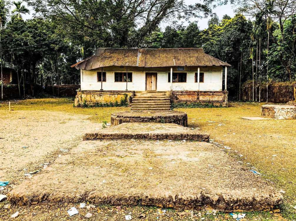 জৈন্তাপুরে অবহেলায় জীর্ণ রাজকুমারী ইরাদেবী মিলনায়তন
