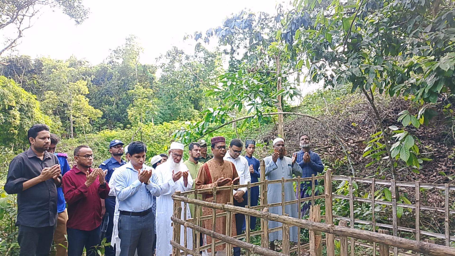 গোলাপগঞ্জের ৭ শহীদের কবর জিয়ারত করলেন নবাগত জেলা প্রশাসক