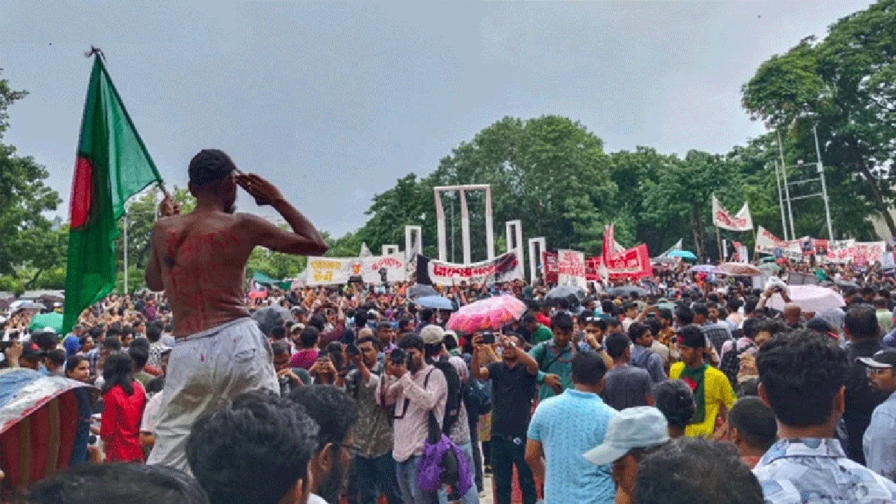 ঢাকায় দ্রোহযাত্রায় মানুষের ঢল