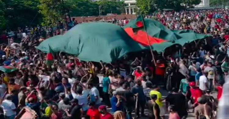 ফিরে দেখা ৩৬ জুলাই : সব মি ছি ল মিলেছিলো কেন্দ্রীয় শহিদ মিনারে