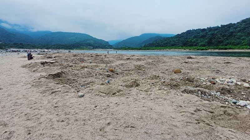কার পাথর, কে লুট করে?