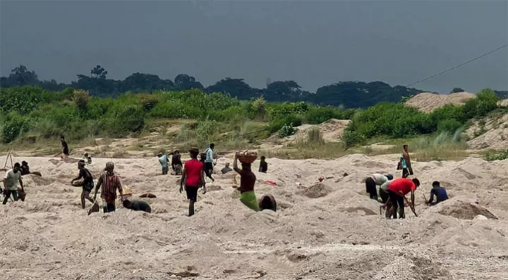 পাথরলুটের কমিশন পেতেন ডিসি-এসপি