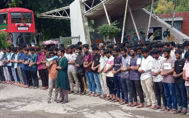 অন্তবর্তীকালীন সরকারের জানাযা পড়লো ক্ষুব্ধ শিক্ষার্থীরা