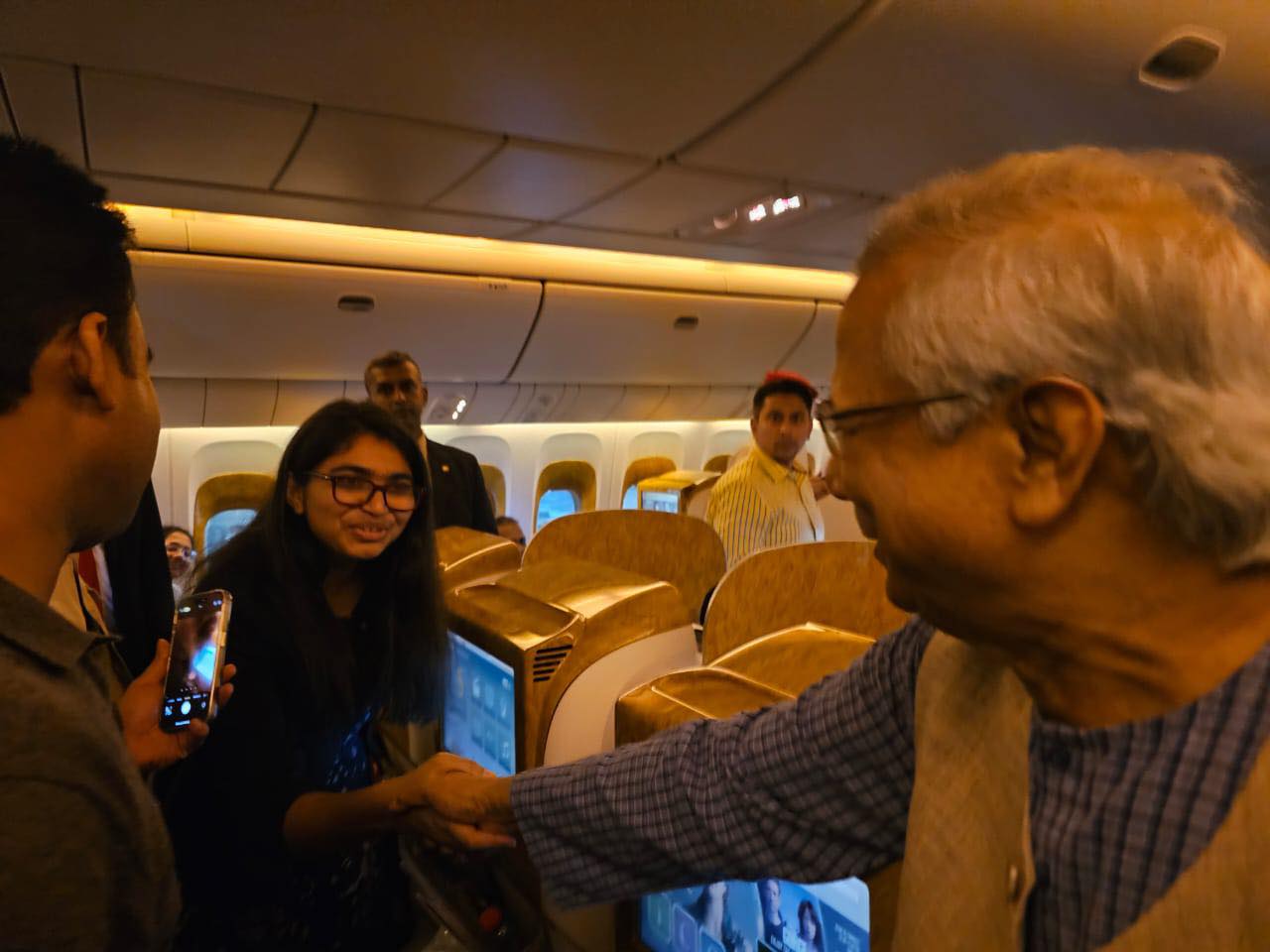 সফরসঙ্গীদের নিয়ে যুক্তরাষ্ট্রের পথে প্রধান উপদেষ্টা