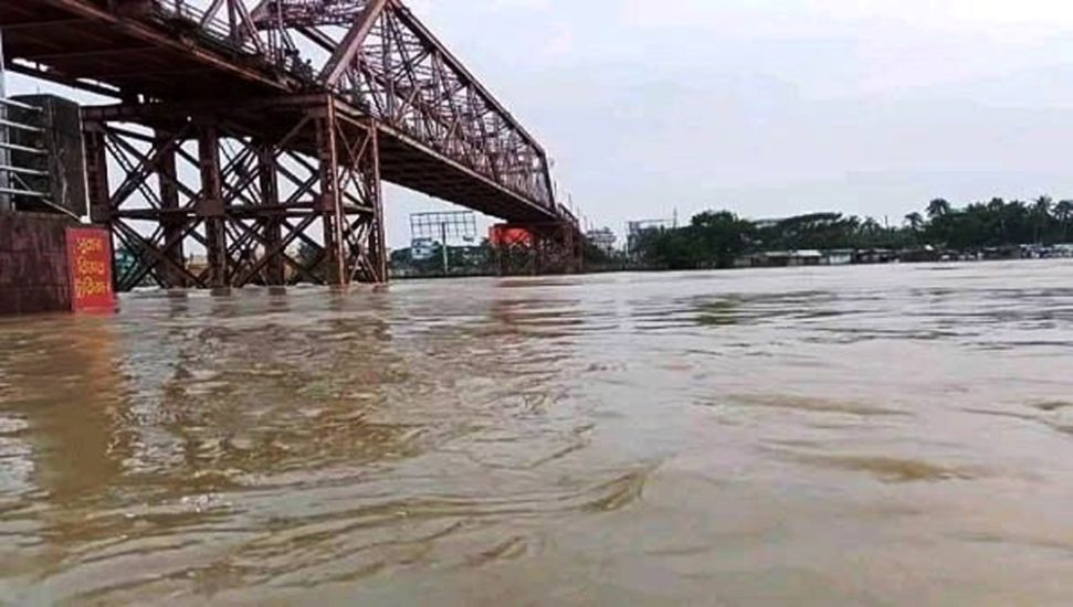 সিলেটে চোখ রাঙাচ্ছে বন্যা