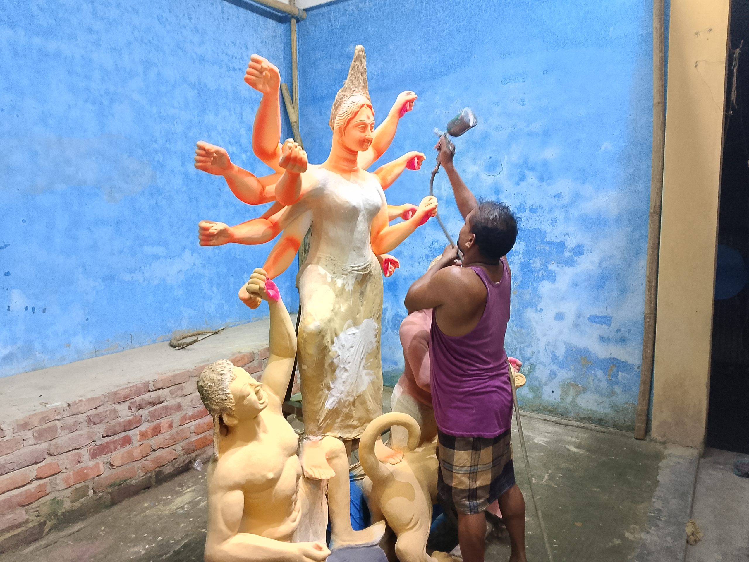 শারদীয় দুর্গাপূজার প্রস্তুতিতে ব্যস্ত গোলাপগঞ্জের প্রতিমা কারিগররা