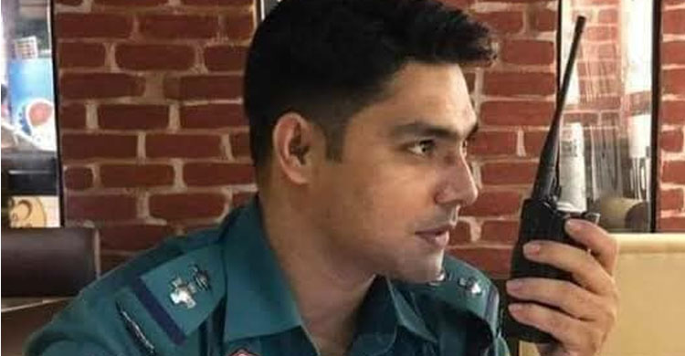 আত্মসমর্পণ করেননি এসআই আকবর, দেশ ছাড়ার গু ঞ্জ ন