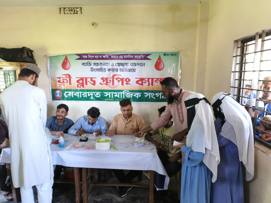 গোলাপগঞ্জে মাদ্রাসায় ব্লাডগ্রুপ নির্ণয় ও খাবার বিতরণ করলো ‘সেবারদূত’