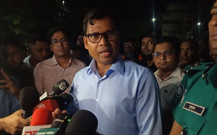 এবার ব্যবসায়ী ও সিএনজি-লেগুনা চালকদের প্রতি ডিসি সারওয়ারের হুশিয়ারি