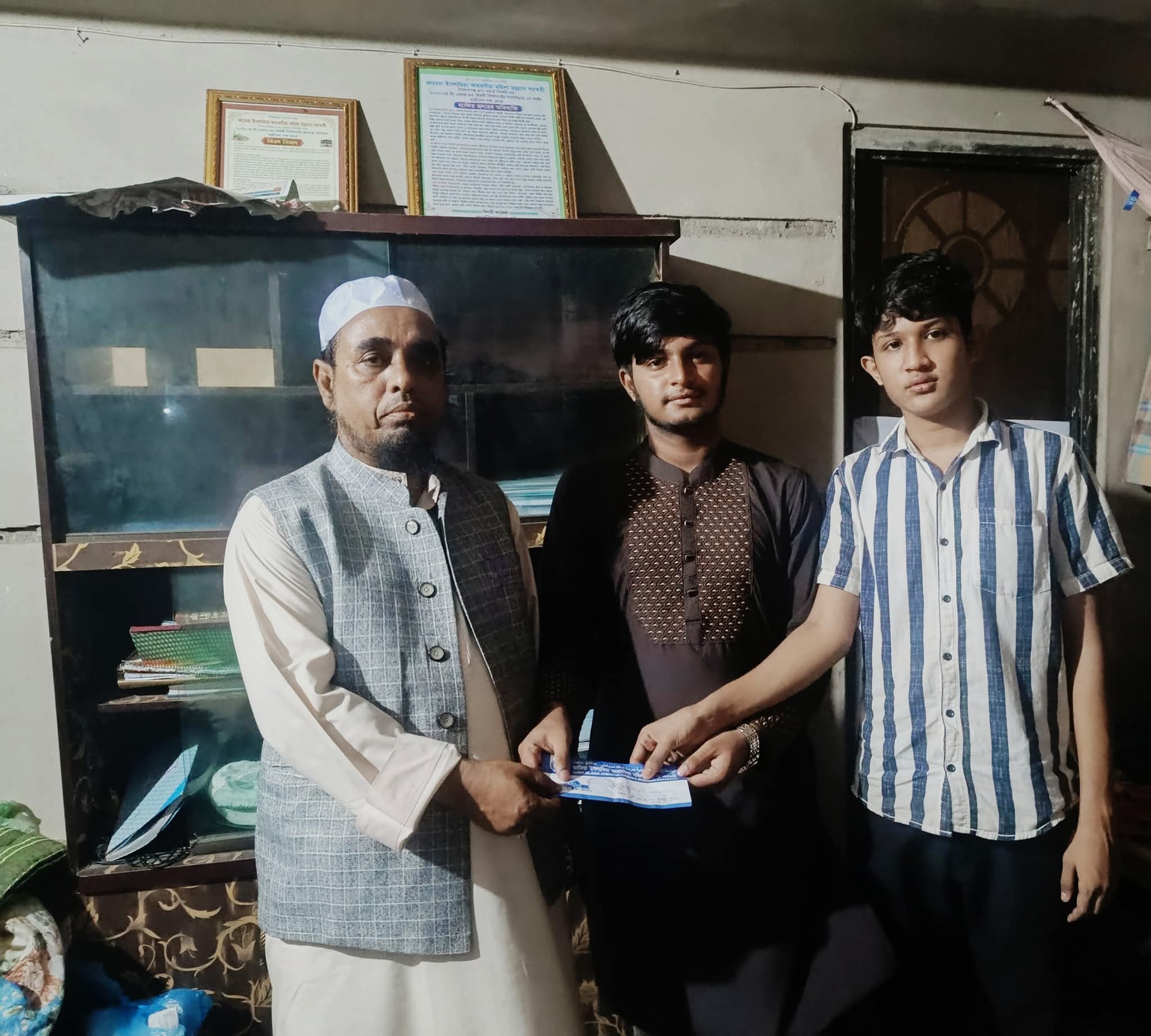 গোলাপগঞ্জে আহমদিয়া মহিলা মাদ্রাসায় বন্ধন ক্লাবের অনুদান