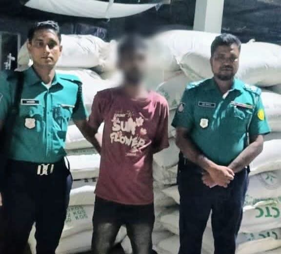 অবৈধ চা পাচার রোধে মোগলাবাজার পুলিশের হানা গ্রেফতার ১