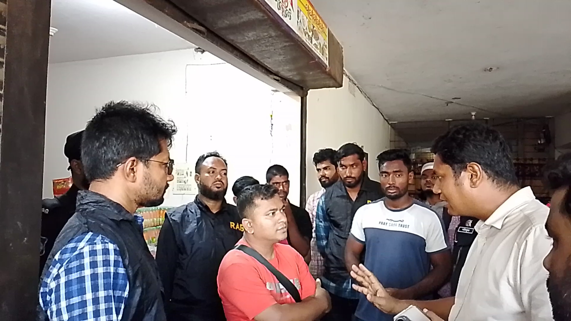 গোলাপগঞ্জে ভোক্তা অধিকার ও র্যাবের যৌথ অভিযান- ৫০ হাজার টাকা জরিমানা