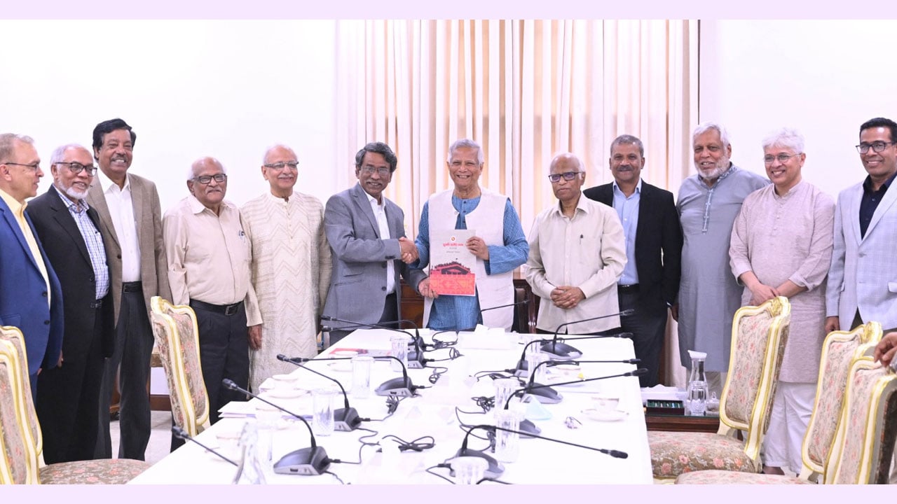 জুলাই সনদ বাস্তবায়নের পূর্ণাঙ্গ সুপারিশ হস্তান্তর
